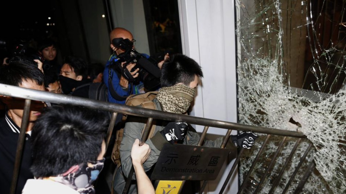 Ενταση στο Χονγκ Κονγκ: Διαδηλωτές εισέβαλαν στο κτίριο του κοινοβουλίου